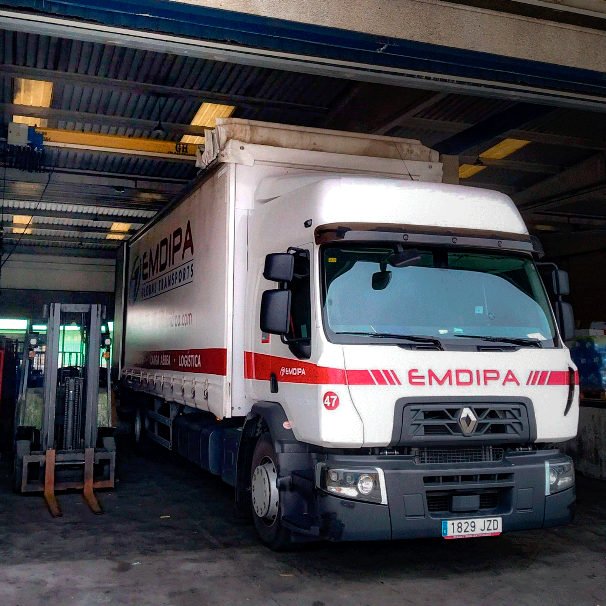 Camión de Emdipa en una nave.