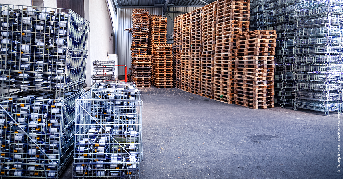 botellas de vino en cestas metálicas listas para el transporte