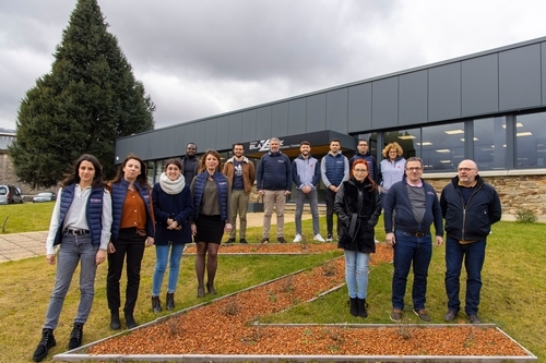 El equipo de la empresa Transway delante a sus oficinas